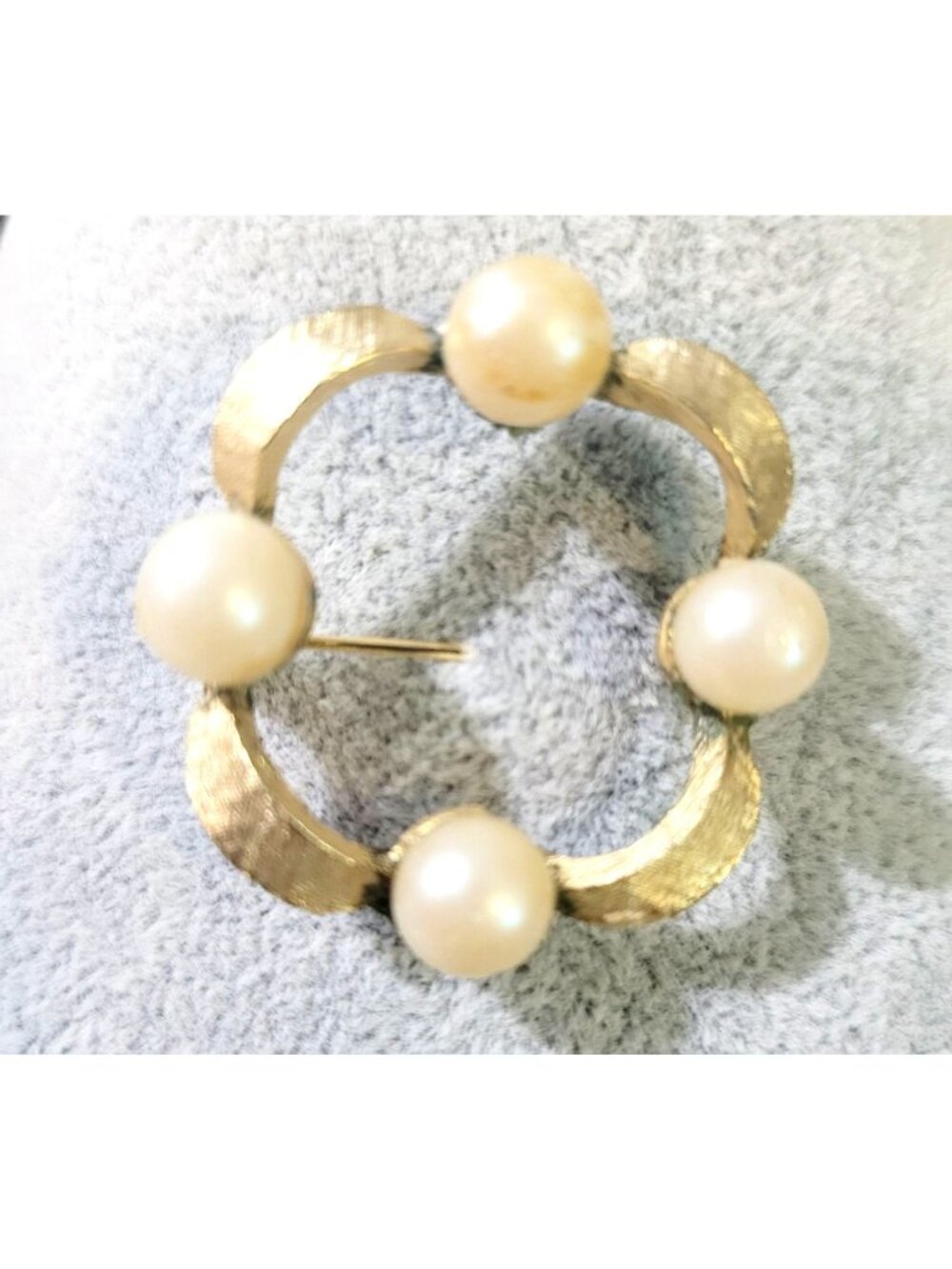 Vintage Wreath Brooch With Four Faux Pearl Accents Unsigned 1.5 Inches